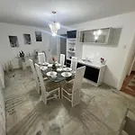 Real Apartments 410